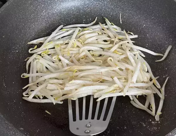 モヤシに『片栗粉』を混ぜて焼くと？　出来上がりに「外はパリッ中はシャキシャキ」【1人前約35円】