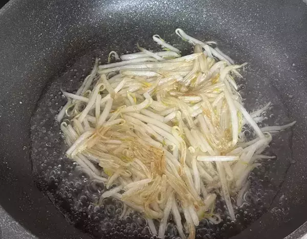 モヤシに『片栗粉』を混ぜて焼くと？　出来上がりに「外はパリッ中はシャキシャキ」【1人前約35円】