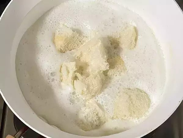 牛乳×コンソメでフランスパンを煮込むと？　疲れた時に食べたい『おいしくて優しい』一品の完成