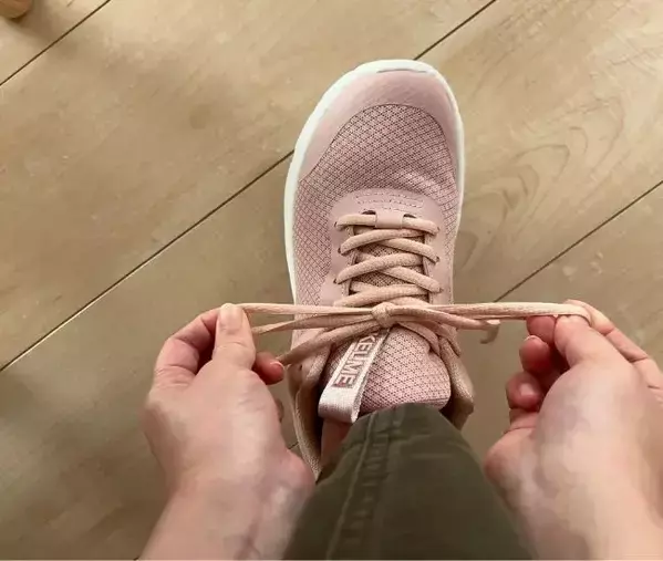 解けていた靴紐が…？　指で『コ』の字を作る結び方に「マジですごい」「家族に教えたい」