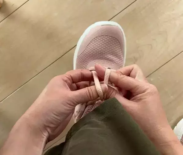 解けていた靴紐が…？　指で『コ』の字を作る結び方に「マジですごい」「家族に教えたい」