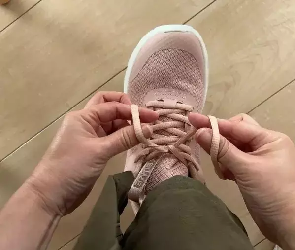 解けていた靴紐が…？　指で『コ』の字を作る結び方に「マジですごい」「家族に教えたい」