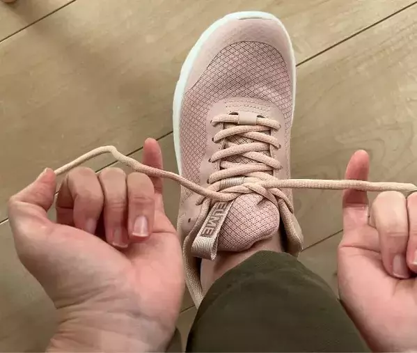解けていた靴紐が…？　指で『コ』の字を作る結び方に「マジですごい」「家族に教えたい」