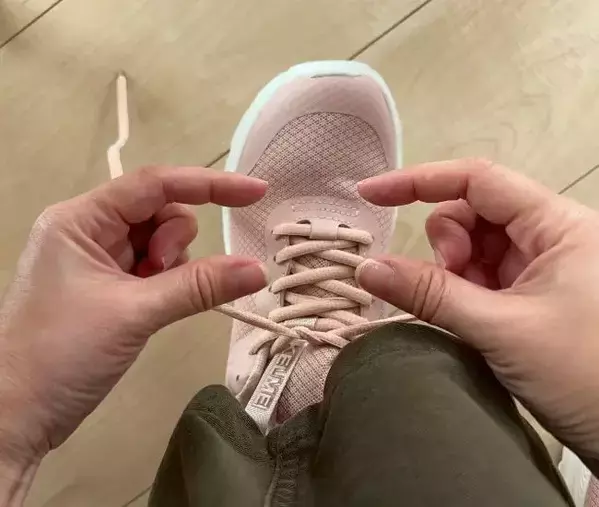 解けていた靴紐が…？　指で『コ』の字を作る結び方に「マジですごい」「家族に教えたい」