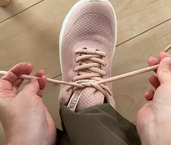 解けていた靴紐が…？　指で『コ』の字を作る結び方に「マジですごい」「家族に教えたい」