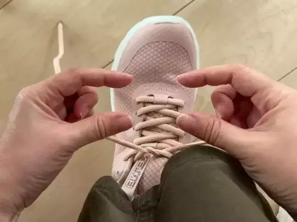 解けていた靴紐が…？　指で『コ』の字を作る結び方に「マジですごい」「家族に教えたい」