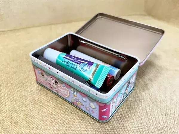 ディズニーで買った『1300円のチョコ缶』何に使える？　7通りの収納を試してみた