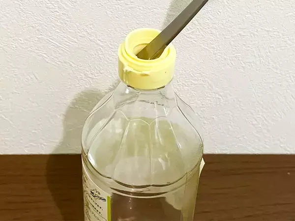 調味料ボトルのキャップが取れない…　弱い力でも開けられる方法が？