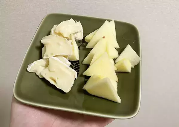 ドラマ『ワカコ酒』の絶品おつまみ、ぶりんごを再現！　『300円のチーズ』で代用したら驚きのおいしさだった