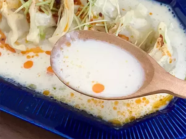 水の代わりにいれたのは？　冷凍餃子の“濃厚”アレンジに「リピート確定」【レシピ】