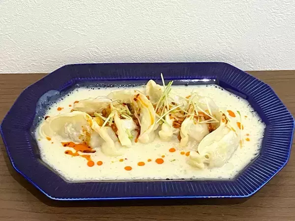 水の代わりにいれたのは？　冷凍餃子の“濃厚”アレンジに「リピート確定」【レシピ】