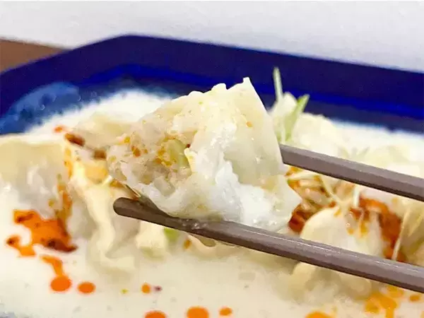 水の代わりにいれたのは？　冷凍餃子の“濃厚”アレンジに「リピート確定」【レシピ】