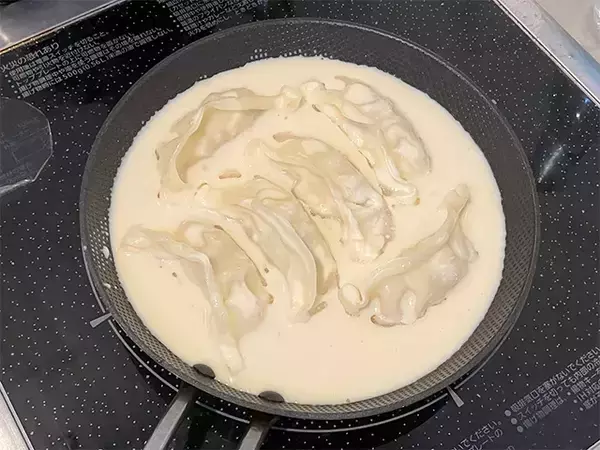 水の代わりにいれたのは？　冷凍餃子の“濃厚”アレンジに「リピート確定」【レシピ】