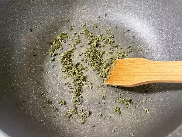 飲んだ後の緑茶の茶葉を炒めると？　『家政夫のミタゾノ』で学んだ意外な使い方を実践