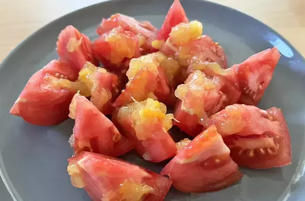 いつものトマトに『大さじ１杯』かけるだけ！　まるで「高級フルーツトマト」になる食べ方が？