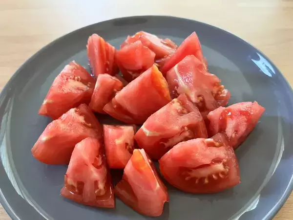 いつものトマトに『大さじ１杯』かけるだけ！　まるで「高級フルーツトマト」になる食べ方が？