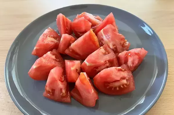 いつものトマトに『大さじ１杯』かけるだけ！　まるで「高級フルーツトマト」になる食べ方が？