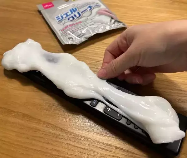 リモコンに押し当てると？　ダイソーで買った『ジェル』の使い道に「すごッ」「クセになりそう」