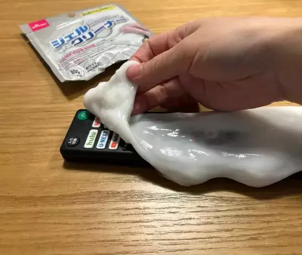 リモコンに押し当てると？　ダイソーで買った『ジェル』の使い道に「すごッ」「クセになりそう」