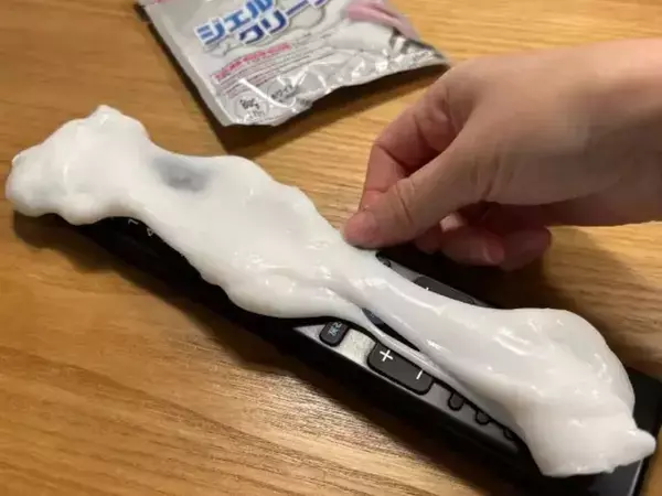 リモコンに押し当てると？　ダイソーで買った『ジェル』の使い道に「すごッ」「クセになりそう」