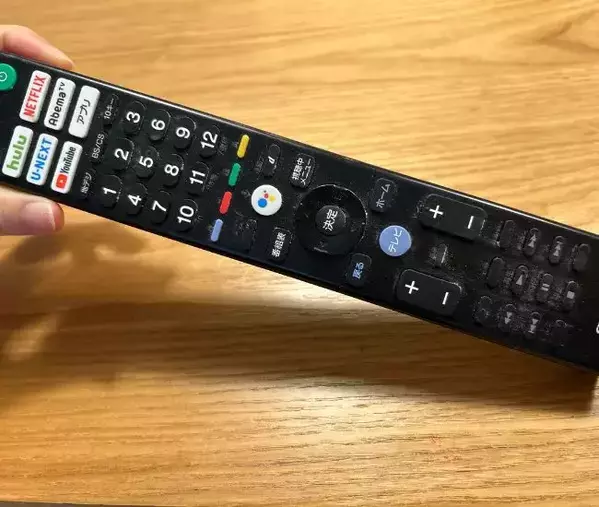 リモコンに押し当てると？　ダイソーで買った『ジェル』の使い道に「すごッ」「クセになりそう」