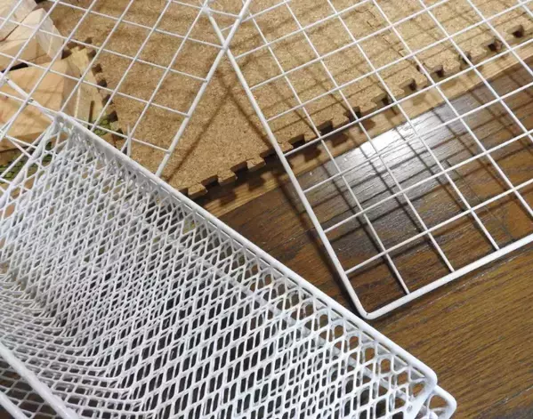 ワイヤーネットをコの字に組み立てて…　できた空間に「めっちゃ便利」「賢い」【100均活用術4選】