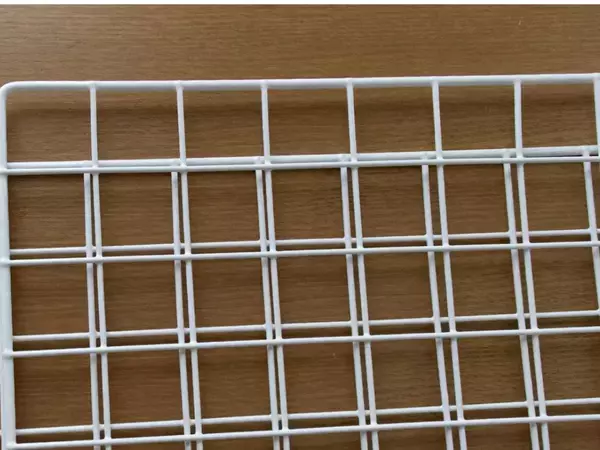 ワイヤーネットをコの字に組み立てて…　できた空間に「めっちゃ便利」「賢い」【100均活用術4選】