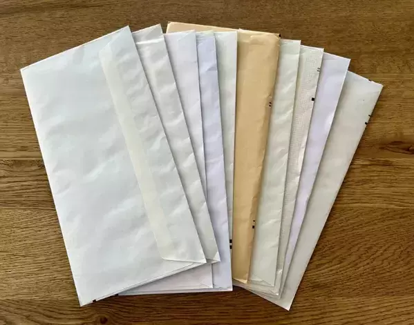 机に散らかるカギと郵便物　100均グッズを使った解決策に「その発想はなかった！」【DIY4選】