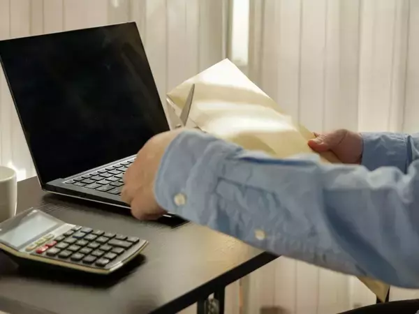 机に散らかるカギと郵便物　100均グッズを使った解決策に「その発想はなかった！」【DIY4選】