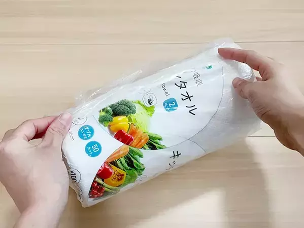 キッチンペーパー、むき出しで保管してない？　外装ビニールを使った裏ワザに「次から絶対やる」