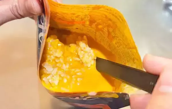 レトルトの袋にうどんを…　洗い物が出ない画期的アイディアに「その手があったか」「神すぎる」