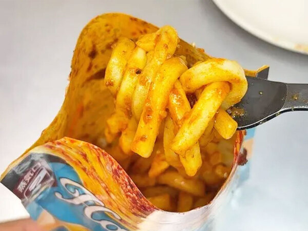 レトルトの袋にうどんを…　洗い物が出ない画期的アイディアに「その手があったか」「神すぎる」