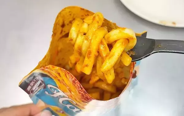 レトルトの袋にうどんを…　洗い物が出ない画期的アイディアに「その手があったか」「神すぎる」
