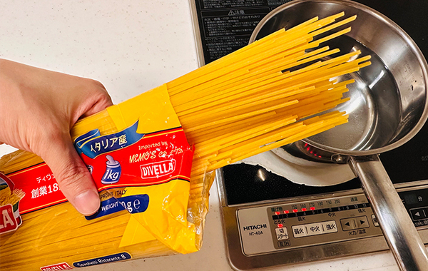 小分けじゃないバラバラのスパゲッティ　一人前を量る裏ワザを試してみたら「これは使える！」「ほとんど誤差がない」