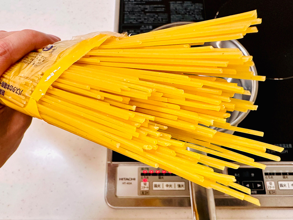 小分けじゃないバラバラのスパゲッティ　一人前を量る裏ワザを試してみたら「これは使える！」「ほとんど誤差がない」