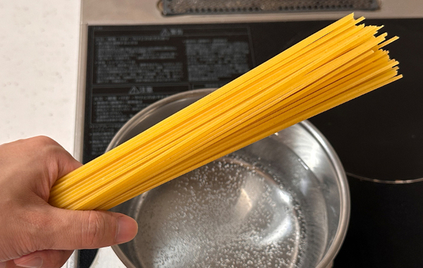 小分けじゃないバラバラのスパゲッティ　一人前を量る裏ワザを試してみたら「これは使える！」「ほとんど誤差がない」