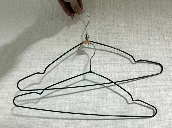 2本のハンガーをダブルクリップで連結　服の収納量を『2倍』にする方法