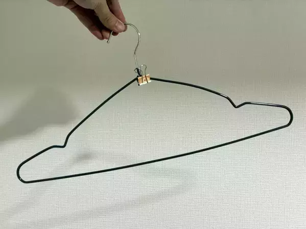 2本のハンガーをダブルクリップで連結　服の収納量を『2倍』にする方法