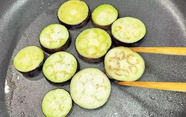 「ナスの油吸い問題」を解決！　さっぱり仕上げるコツに「なんて簡単」「早く知りたかった」