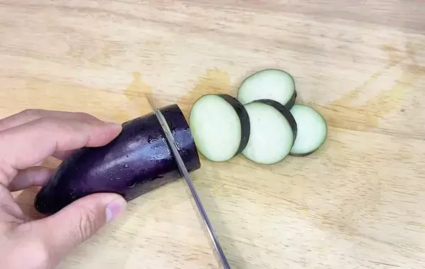 「ナスの油吸い問題」を解決！　さっぱり仕上げるコツに「なんて簡単」「早く知りたかった」