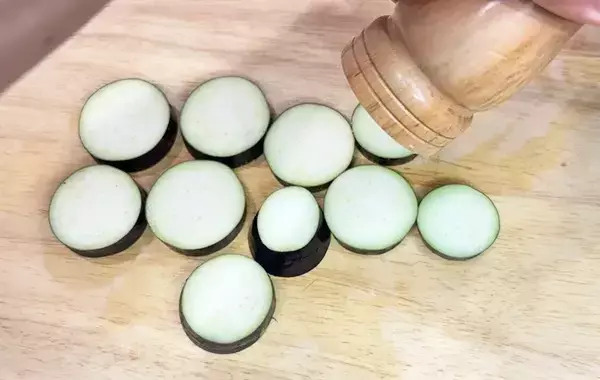 「ナスの油吸い問題」を解決！　さっぱり仕上げるコツに「なんて簡単」「早く知りたかった」