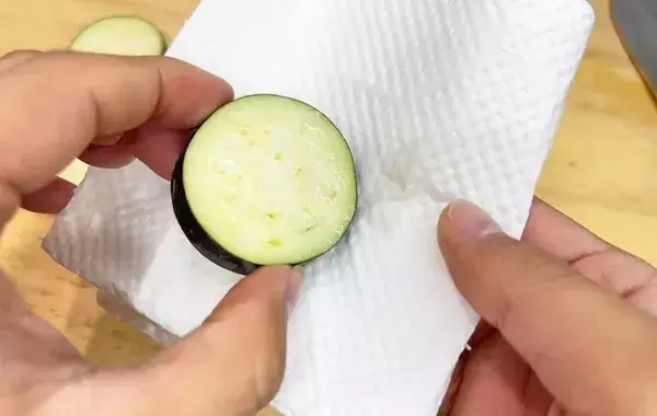 「ナスの油吸い問題」を解決！　さっぱり仕上げるコツに「なんて簡単」「早く知りたかった」