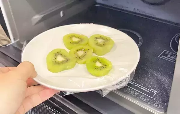 キウイ、そのまま食べるの待って！　思わぬ食べ方に「まるでスイーツ！」