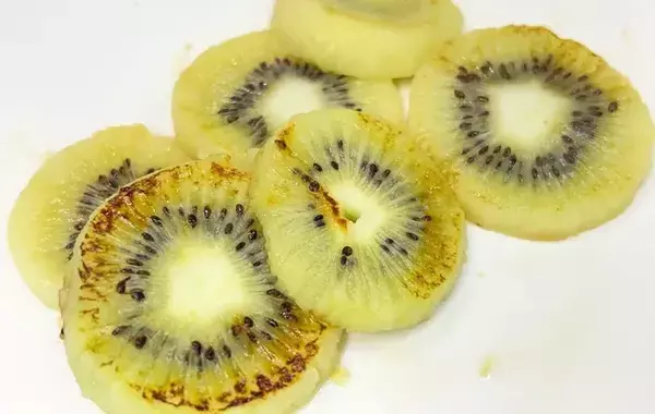 キウイ、そのまま食べるの待って！　思わぬ食べ方に「まるでスイーツ！」