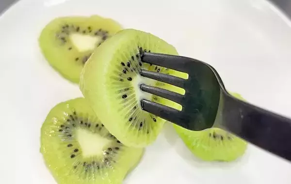 キウイ、そのまま食べるの待って！　思わぬ食べ方に「まるでスイーツ！」
