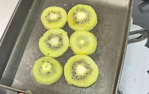 キウイ、そのまま食べるの待って！　思わぬ食べ方に「まるでスイーツ！」
