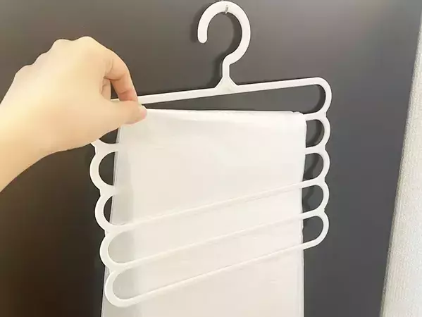 100均の5段ハンガー、服はかけずに？　キッチンで使う意外な活用テクニック