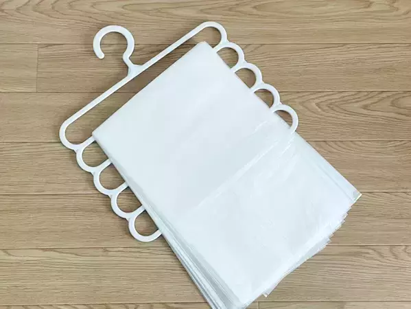 100均の5段ハンガー、服はかけずに？　キッチンで使う意外な活用テクニック