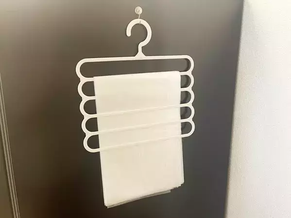 100均の5段ハンガー、服はかけずに？　キッチンで使う意外な活用テクニック