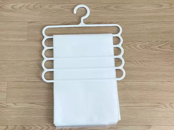 100均の5段ハンガー、服はかけずに？　キッチンで使う意外な活用テクニック
